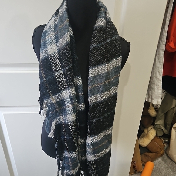 LOFT Monochrome Textured Scarf - Picture 4 of 5